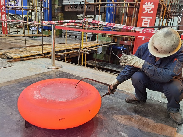 九游体育世界最大300MN等温模锻液压机项目在西安航空基地热试成功